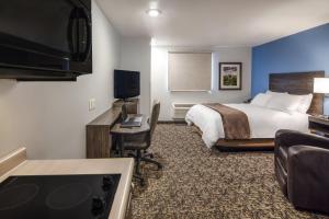 默里迪恩我的空间酒店 - 爱德华州博伊西/子午线城的配有一张床和一台平面电视的酒店客房