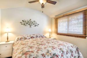 阿罗约格兰德Cozy Arroyo Grande Cottage with Patio and Grill!的一间卧室配有一张床和吊扇