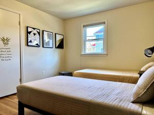 阿林顿NEW 3 BRD Modern Urban Gateway的一间卧室设有两张床和窗户。