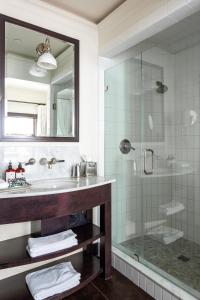 圣路易斯-奥比斯保格拉纳达酒店兼小酒馆的一间带水槽和淋浴的浴室