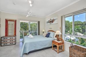 约克斯诺波Golden Sands Beachfront Resort的一间卧室设有床和窗户。