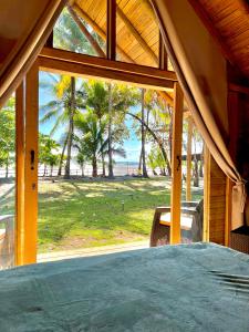 圣卡塔利娜岛Hotel Oasis & Surf Camp的从房子的门廊上可欣赏到海滩景色