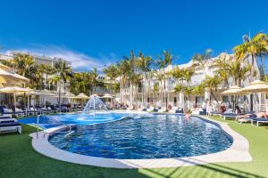 浅滩湾浅滩湾华美达度假酒店的度假村的游泳池设有喷泉