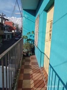 圣地亚哥阿蒂特兰CASA BELINDA的蓝色的建筑,带有阳台和门