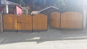 维纳德马Cabaña Recreo的房屋前的木栅栏