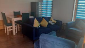 维纳德马Cabaña Recreo的客厅配有蓝色的沙发和桌子