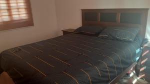 维纳德马Cabaña Recreo的一间卧室配有一张大床和木制床头板