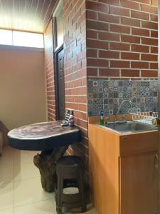 韦韦特南戈HuehueLoft1 estacionamiento y wifi的一间带水槽和砖墙的浴室