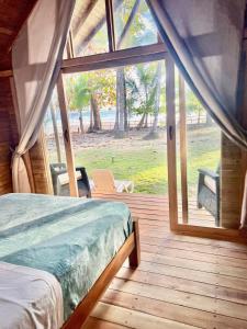 圣卡塔利娜岛Hotel Oasis & Surf Camp的一间卧室设有一张床和一个大窗户