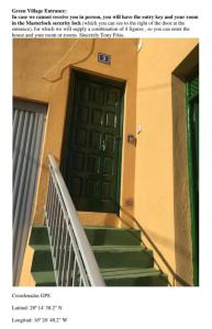 FasniaGREEN VILLAGE. TONY FRÍAS.的一张位于一栋带楼梯的大楼的门的照片