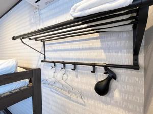 富士河口湖SAMURISE 81INN - Vacation STAY 60981v的卧室墙上的带餐具的衣架