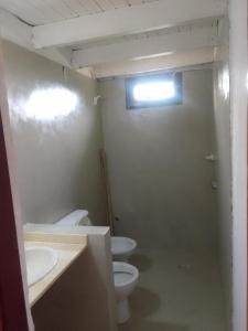 吉亚迪诺镇La Pasiva的浴室设有2个卫生间、2个水槽和1个窗户。