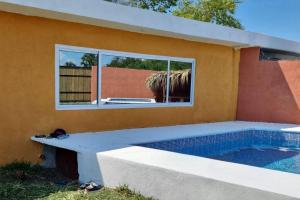 EscuintlaCasa de playa Tortugas Place.的窗户前带游泳池的房子