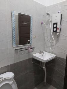 Kampong Gong BalaiNSJay Guest House的一间带水槽、镜子和卫生间的浴室