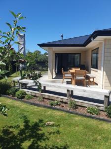 图朗伊10 @ Wai Matangi的房屋前设有带桌子和长凳的庭院