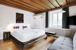 巴德伊舍索恩霍夫酒店的卧室设有一张白色大床和一扇窗户。