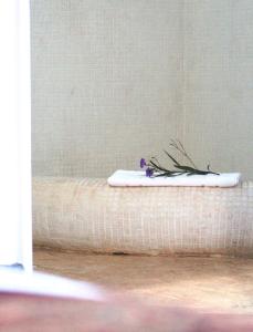 拉斯加勒拉斯El Castillo的一间有鲜花床垫的房间