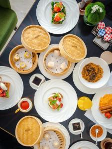 上海J酒店上海中心（申城之巅 俯瞰外滩）的一张桌子上放着白盘食物