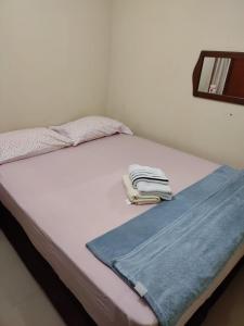 里约热内卢Ap Estacio的一张白色的床,上面有两张折叠毛巾