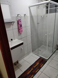 里约热内卢Ap Estacio的带淋浴和盥洗盆的浴室