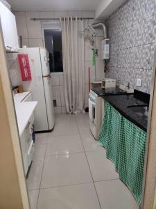 里约热内卢Ap Estacio的一间带冰箱和炉灶的小厨房