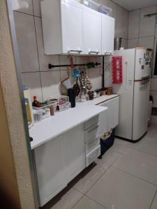 里约热内卢Ap Estacio的厨房配有白色橱柜和白色冰箱。