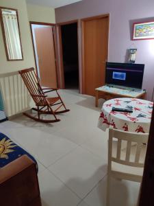 里约热内卢Ap Estacio的客房设有2把椅子、一张桌子和一张书桌。