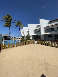 保利斯塔Maria Farinha Residence Prince - LocarHouse的海滩上的一座建筑,毗邻度假胜地