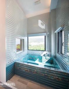 小琉球岛小琉球八八民宿的带浴缸和窗户的大浴室