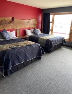 DickeyvilleTri-State Wood Inn的酒店客房设有两张床和窗户。