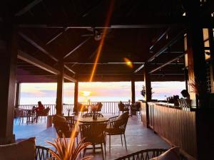 富国法米亚纳Spa度假酒店的阳台餐厅配有桌椅