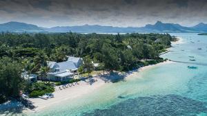 蓝海湾Holiday Inn Mauritius Mon Trésor, an IHG Hotel的海滩上的度假村的空中景观