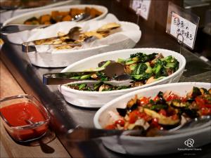 金泽Daiwa Roynet Hotel Kanazawa Eki Nishiguchi的自助餐,包括几道菜肴在餐桌上