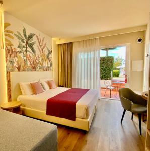 帕尔盖利亚第勒尼安海酒店的酒店客房设有一张床和一个阳台。