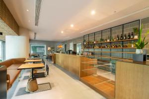 上海静安寺淮海中路亚朵X酒店的一间设有木桌和玻璃架的餐厅