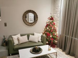 阿拉霍瓦Casa Carina, Arachova的客厅配有绿色沙发和圣诞树