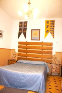 PelahustánCasa Rural La Fragua de Manuel的一间卧室配有一张带木制床头板的床
