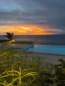 Calheta Do MaioVilla GÊMEO vue mer, piscine accès privé plage的海洋上的日落,带游泳池