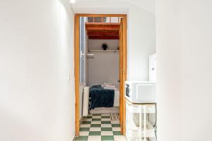 马德里Adorable apartamento en Almagro的走廊,门开到带 ⁇ 格地板的房间