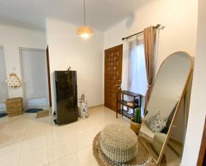 NgaglikCasa Tartu - Modern Rustic Family Home的客厅配有镜子和冰箱
