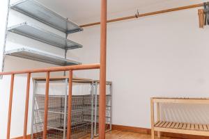 马德里Adorable apartamento en Almagro的墙上有鸟笼的房间