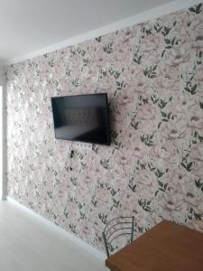 阿拉木图Молодежный的墙上的电视,带粉红色的花卉