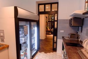 布拉格Prague Dream Hostel的厨房配有开放式冰箱