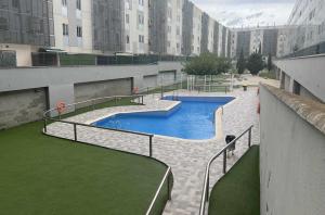 萨拉戈萨MuroHouse Apartamento con piscina Fibra1Gb Wifi Garaje的一座位于建筑中的游泳池