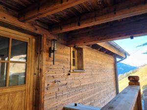 弗利斯Panorama Lodge的小木屋设有门廊和窗户