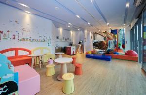 嘉义市嘉楠风华酒店的儿童游戏室配有桌椅