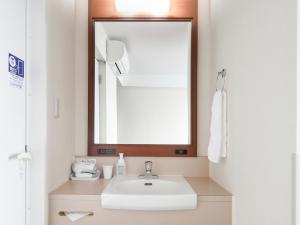 苅田町神田北九州机场船舶酒店的一间带水槽和镜子的浴室