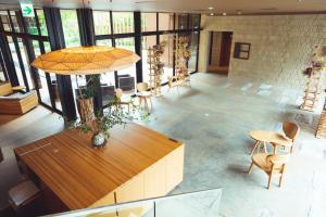 奈良SETRE Naramachi セトレ ならまち的配有桌椅和窗户的大房间