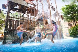 新加坡Resorts World Sentosa - Crockfords Tower的一群人在水上公园玩耍