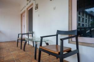 日惹RedDoorz Syariah near Plengkung Gading 2的房间里的两张椅子和一张桌子
